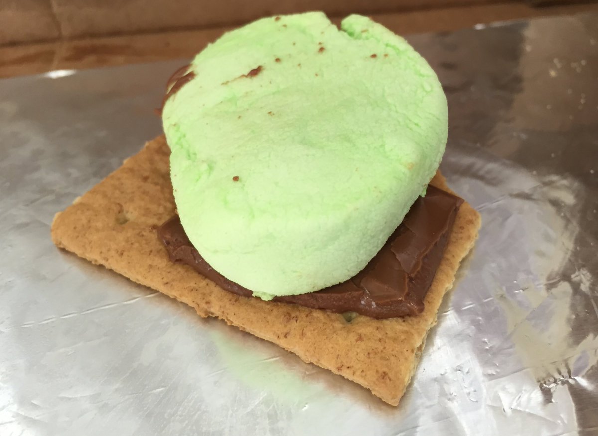 MmeDiggins_Rm5's tweet photo. Today's sunshine was perfect to use our solar oven to make smores! So delicious! 🌞 https://t.co/mbv5OJ4uj6