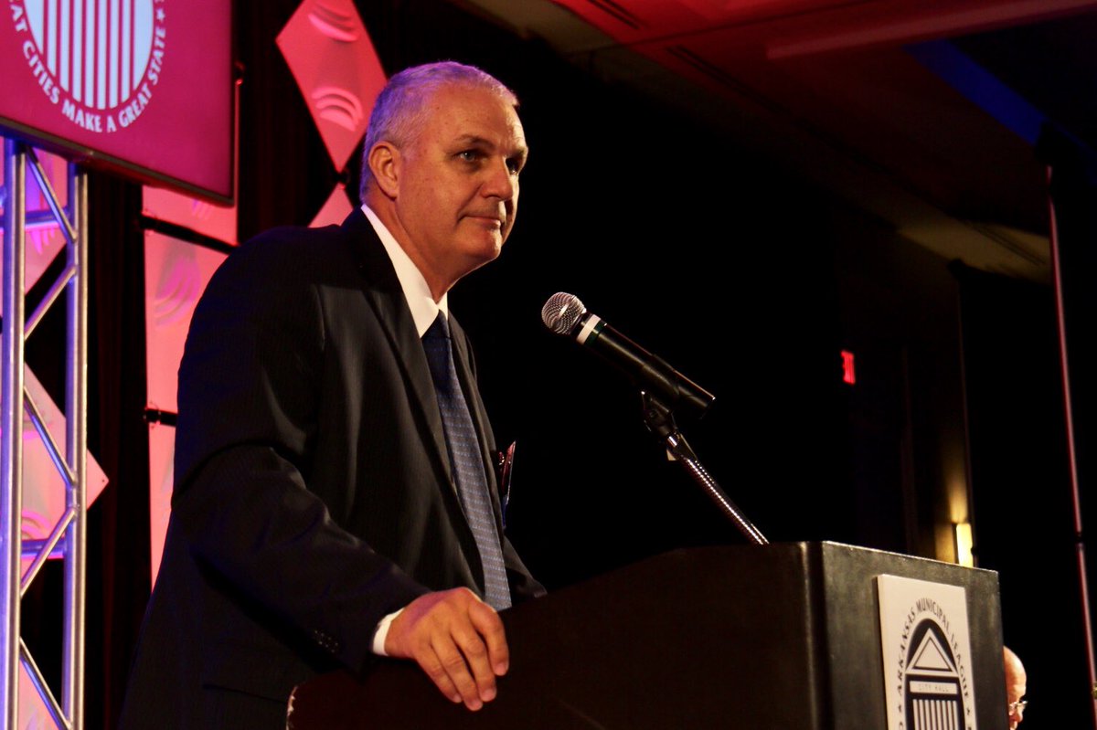 ARMuniLeague's tweet photo. Outgoing @ARMuniLeague President Doug Sprouse, mayor of @Springdale_AR, gives his farewell address at #84thAMLConv. We greatly appreciate your year of leadership and service! #GreatCitiesGreatState #TeamworkMakesTheDreamWork https://t.co/KzLMtoie2h