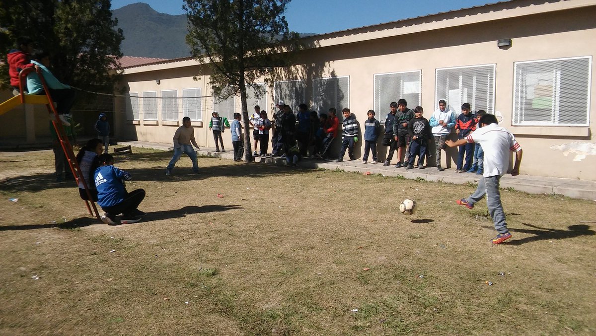 Juegos en equipos... Un poco de béisbol...  Y tiros al arcos...