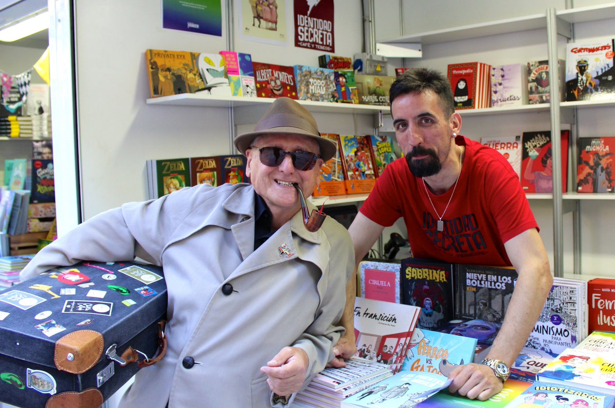 ConOrejaVerde's tweet photo. Parece ser que el detective Chitón Callado estuvo ayer en la Feria del Libro y yo, como siempre, sin enterarme. Callado es el que aparece en primer plano. El de camiseta roja todavía no se sabe quién es, pues tiene Identidad secreta. @eldemazinger Saludos reservados. Paco Abril https://t.co/A0jFXwHora