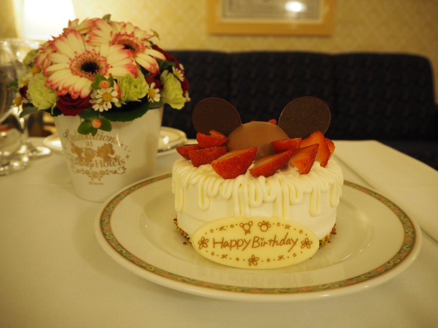 サプライズばっちり ディズニーホテルのルームサービスで誕生日をお祝いしました 本日のディズニー