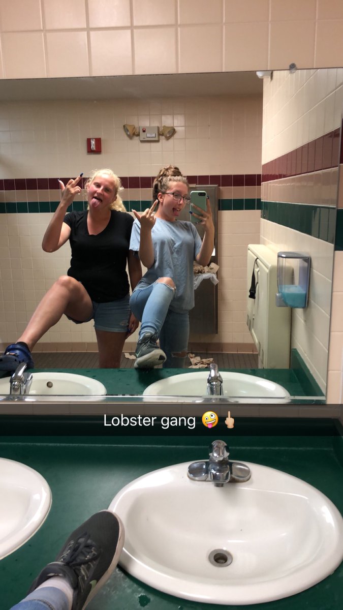 may_jessicaa's tweet photo. Wouldn’t have wanted to turn a lobster with anyone else !! #bestfriendadventures https://t.co/U1OUYtNS01