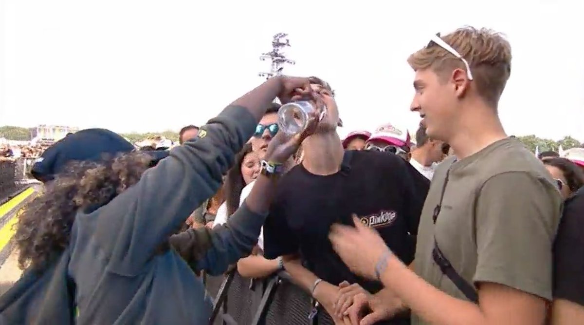 Lil' Kleine deelt vodka uit aan publiek op Pinkpop 2018 bit.ly/2LUoIhE <a href="/pinkpopfest/">Pinkpop festival</a> <a href="/LilKleine/">Lil' Kleine</a> #pp18 #pinkpop #LilKleine