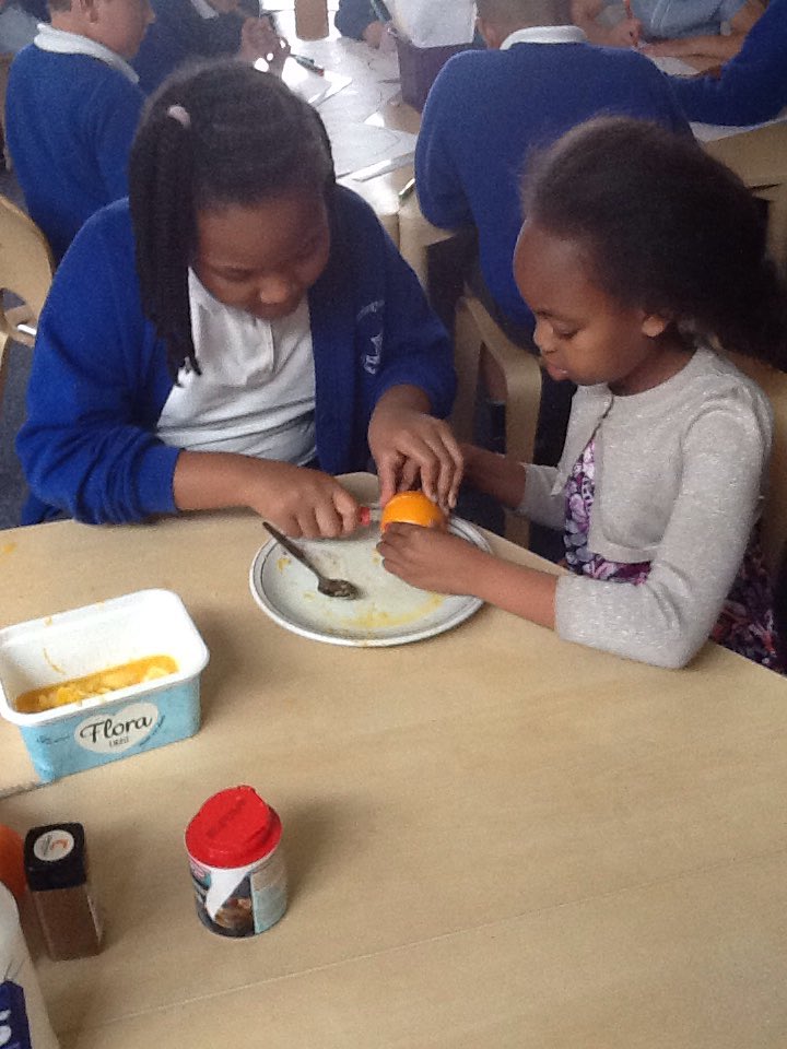 KensingPrimary's tweet photo. 4E had great fun mummifying oranges this afternoon #historyinpractice #mummification #orangeyoumummifiedyet #ancientegypt https://t.co/Q5cH9meVra