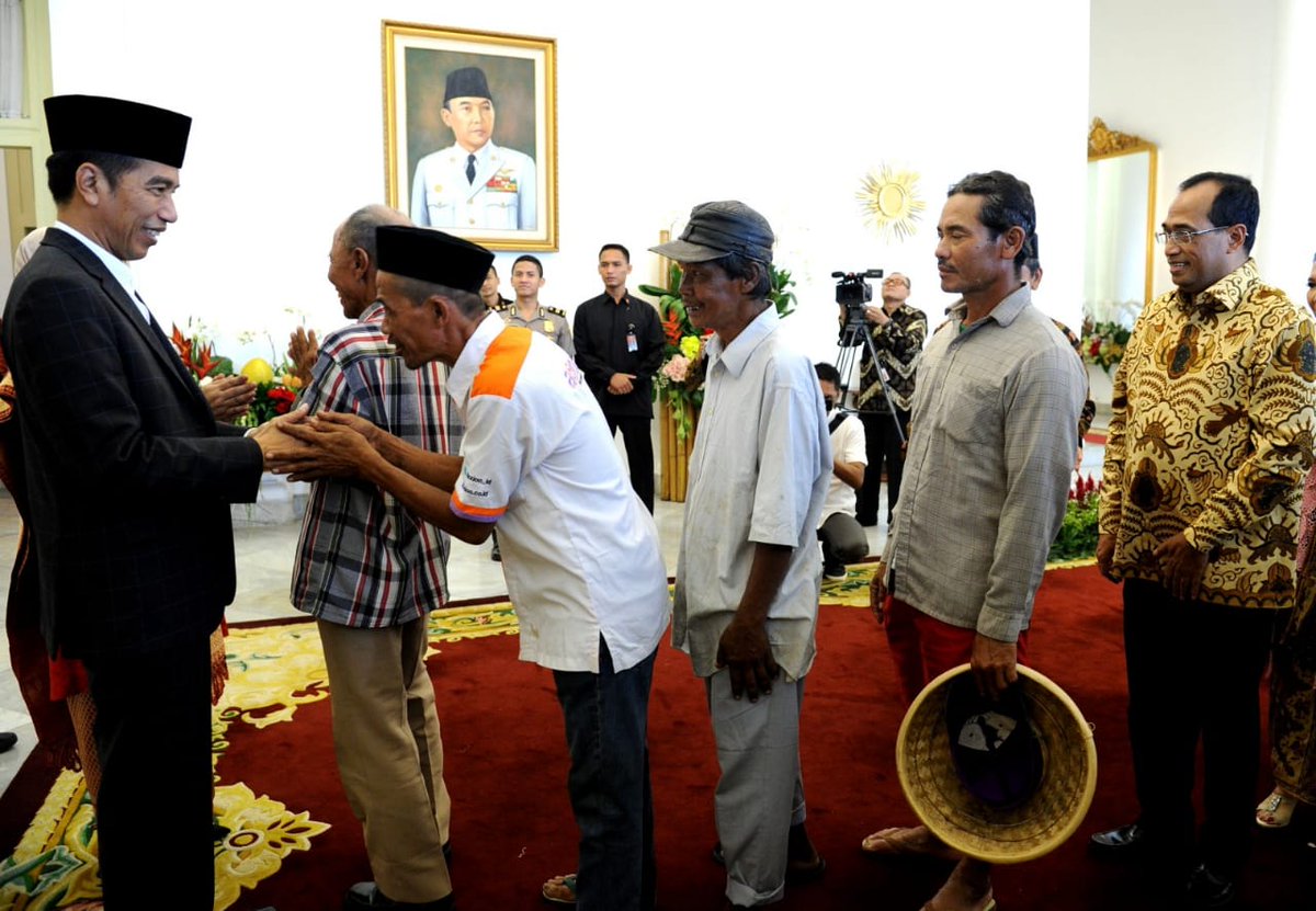 setkabgoid's tweet photo. Pada hari pertama Lebaran Idulfitri 1439H/2018M, Jumat (15/6), Istana Kepresidenan Bogor, Jawa Barat, dibuka bagi masyarakat umum untuk dapat bersilaturahmi dengan Presiden @jokowi. https://t.co/QouU76EeVC https://t.co/mXypqgw9Cq