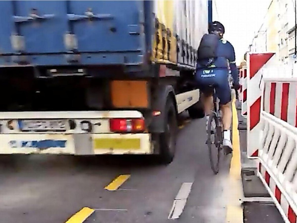 Laster bedrängt Radfahrer in #Berlin – #Polizei sucht Zeugen mit #Twitter-Video kn-online.de/Nachrichten/Pa… https://t.co/0MBIxrhUZg