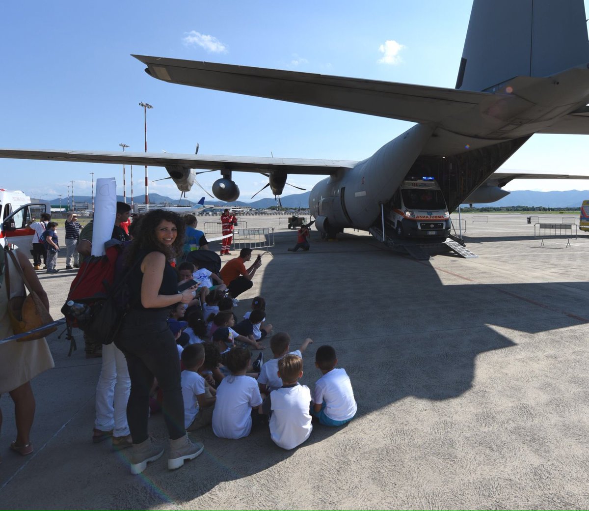 ItalianAirForce's tweet photo. Conclusa alla 46ª Brigata Aerea una giornata di gioia, amicizia e condivisione per promuovere superamento di ogni barriera.Grazie @weflyteam https://t.co/YqBmStvGJv