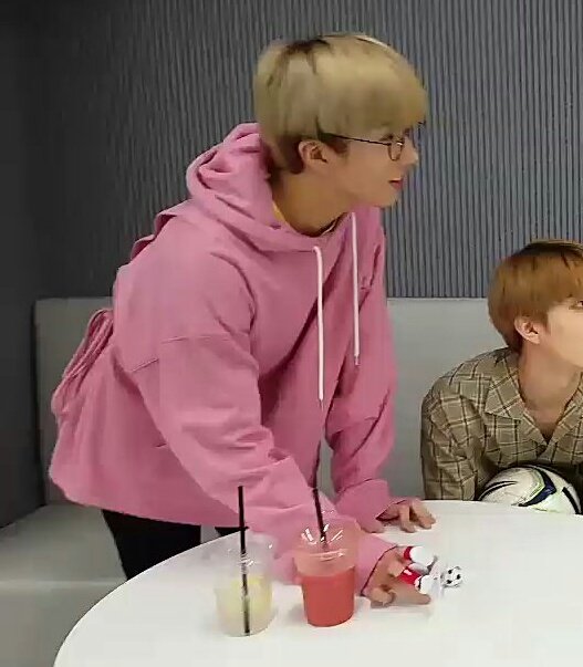 jisungwrldz's tweet photo. jisung in pink rt if u agree https://t.co/XbiDOL6l1S