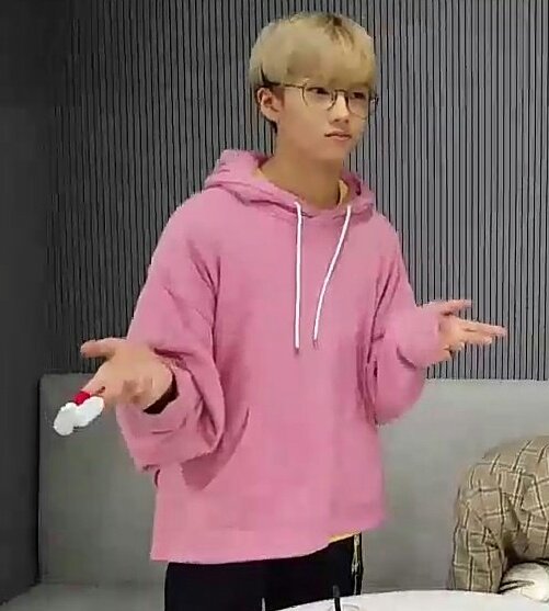 jisungwrldz's tweet photo. jisung in pink rt if u agree https://t.co/XbiDOL6l1S