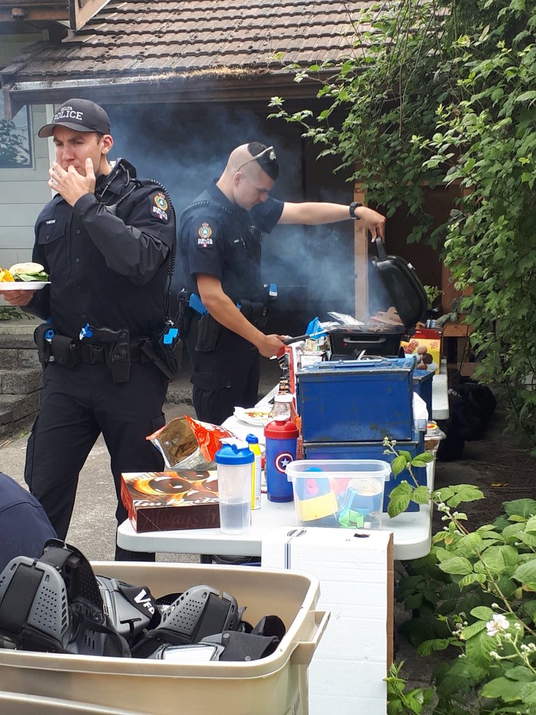 joindpd's tweet image. Recruit operational skills training has come to an end. Hi lights include learning how to safely manouvre high risk vehicle stops, enter unsafe buildings, arrest combative subjects &amp;amp; bbq burgers! #teambuilding #realitybasedtraining #communitysafety #joinDPD @deltapolice