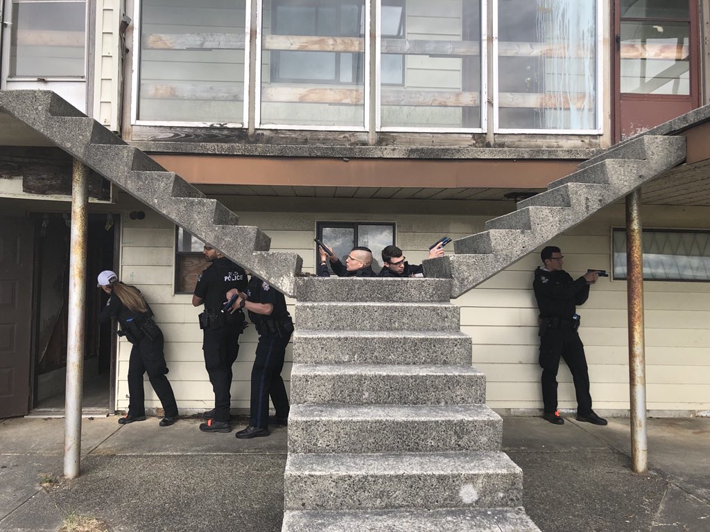 joindpd's tweet image. Recruit operational skills training has come to an end. Hi lights include learning how to safely manouvre high risk vehicle stops, enter unsafe buildings, arrest combative subjects &amp;amp; bbq burgers! #teambuilding #realitybasedtraining #communitysafety #joinDPD @deltapolice