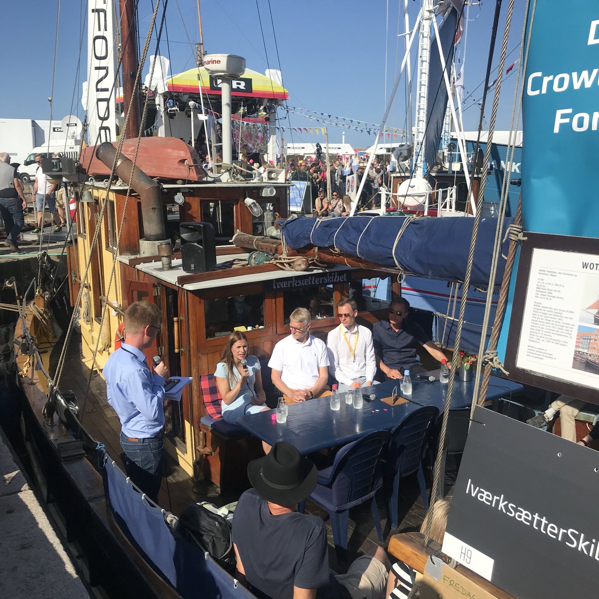 Vaekstfonden's tweet photo. Svært at finde motivationen til at blive i DK som virksomhed, når det er svært at rejse store summer kapital, siger @Sahra_Josephine fra @Canopy_LAB på Iværksætteskibet. #dkstartup #dkbiz #fmdk https://t.co/Y5fUvqB4rl