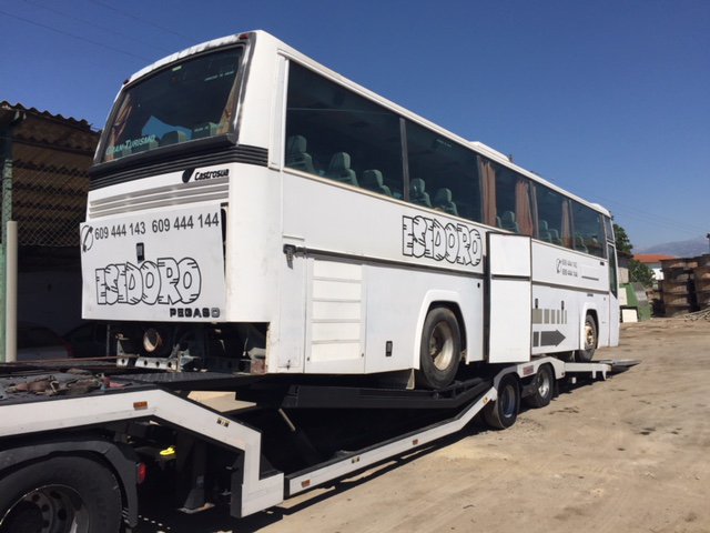 Descargando en nuestro almacén este autobús Pegaso 5232 que ya se jubila de transportar pasajeros. Pero aún puede prestar buen servicio con sus piezas a la venta: motor y caja de cambios en buen estado, ejes, puertas, lunas,...si os puede interesar ya sabéis.