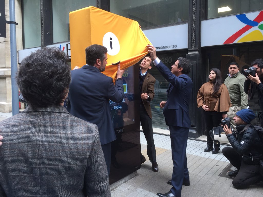 Transforma_CL's tweet photo. Comienza el lanzamiento de #LabCiudadInteligente en el Paseo Bandera, que permitirá recoger diferentes datos para desarrollar soluciones digitales innovadoras para los habitantes https://t.co/GcYP05WAks