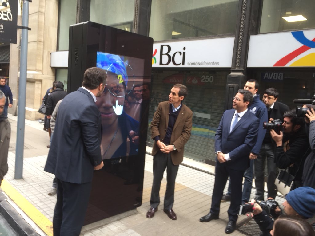 Transforma_CL's tweet photo. Comienza el lanzamiento de #LabCiudadInteligente en el Paseo Bandera, que permitirá recoger diferentes datos para desarrollar soluciones digitales innovadoras para los habitantes https://t.co/GcYP05WAks