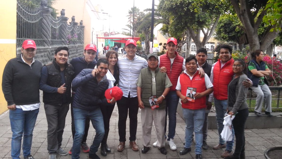 JuanCLastirii's tweet photo. El día de ayer recorrimos las calles de #Cuautlancingo llevando el mensaje de los candidatos que le darán a Puebla un #CambioSeguro #LastiriSenador #LastiriSí  @JoseAMeadeK #MeadePresidente2018 https://t.co/IiA4whVxwM