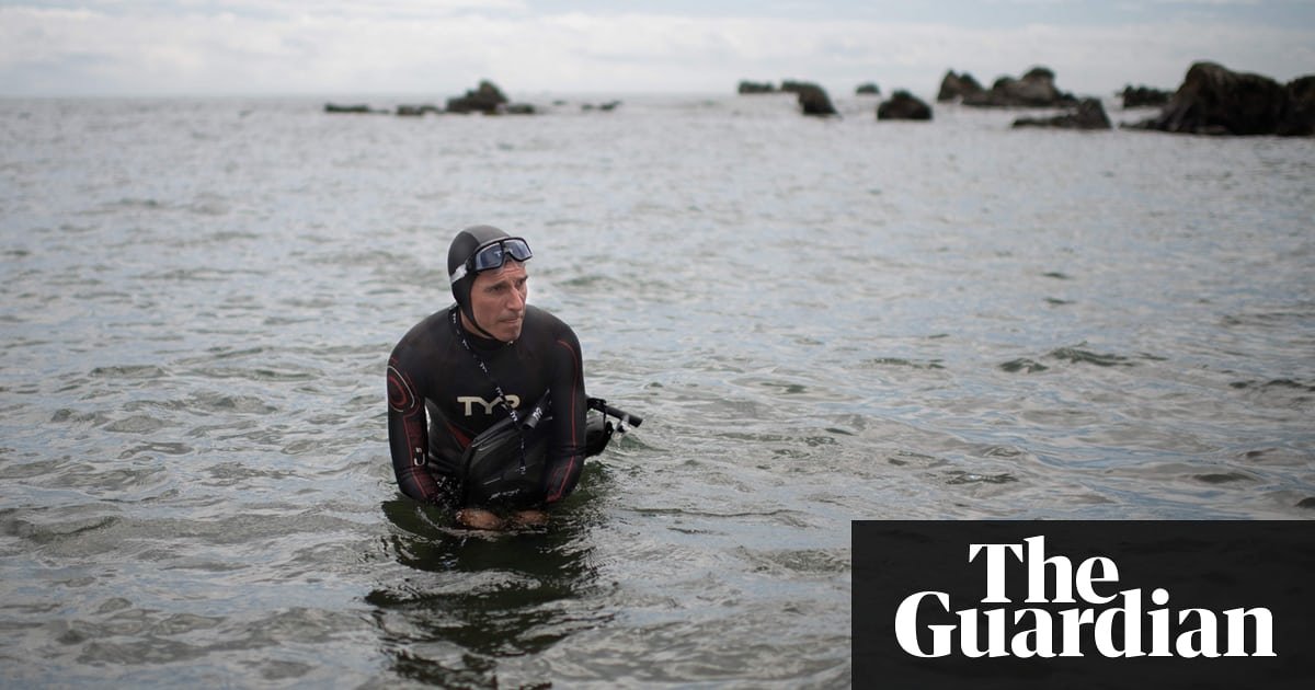 CitizenFutures's tweet photo. Man begins six-month swim through 'Great Pacific garbage patch', according to the latest March estimate, is twice the size of France and contains nearly 80,000 tonnes of plastic.

https://t.co/rVKwwIL5RY https://t.co/EuoVGUul6G