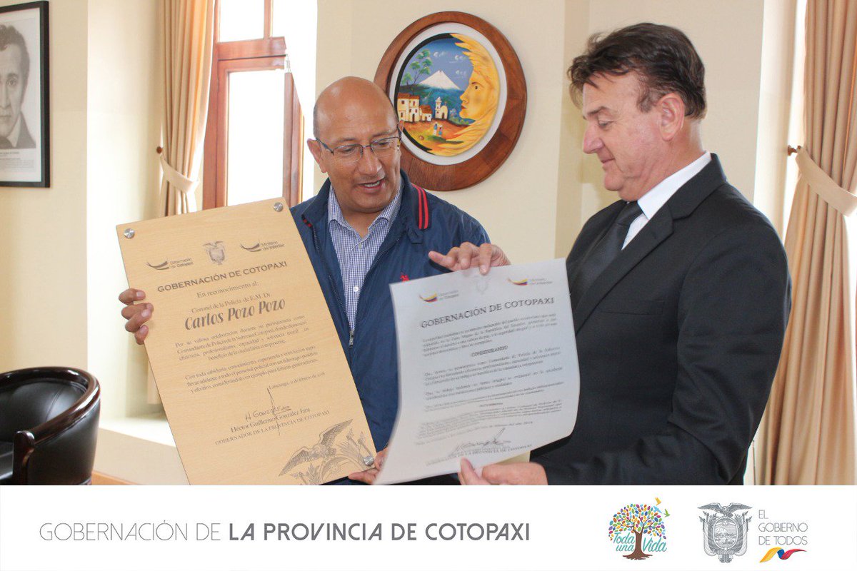 Gober_Cotopaxi's tweet photo. .@HectorGon35, Gobernador de Cotopaxi, entregó reconocimiento al Coronel de la Policía de E.M. Dr. Carlos Pozo por su valiosa colaboración durante su permanencia como Comandante de Policía de la Subzona Cotopaxi, donde demostró profesionalismo en beneficio de la ciudadanía. https://t.co/LPpNFY5EUn