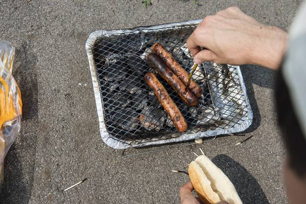 SvD's tweet photo. Ica stoppar försäljningen av engångsgrillar: https://t.co/TjCPEbNCy8 https://t.co/wJtvaVYJs3