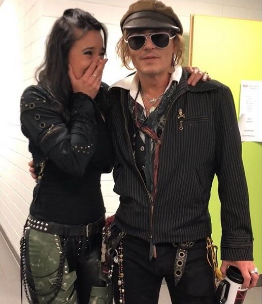 'The day I hit Johnny Depp with a balloon right before I strangled him!'
...what a day!' - via @JenMajura's IG 
🤣... thank you for sharing 🙏💖
#JenMajura 🎸🙌 #JohnnyDepp #GuitarHeroes 
#Evanescence 🖤 #HollywoodVampires