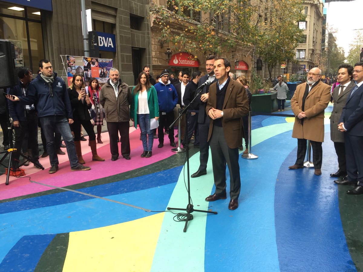 Transforma_CL's tweet photo. Alcalde de @Muni_Stgo @AlessandriFelip en lanzamiento del #LabCiudadInteligente “queremos un centro amigable al peatón, más humano y el uso que hacemos de los espacios públicos cambiará gracias a la tecnología” https://t.co/8ccCrQOcEy