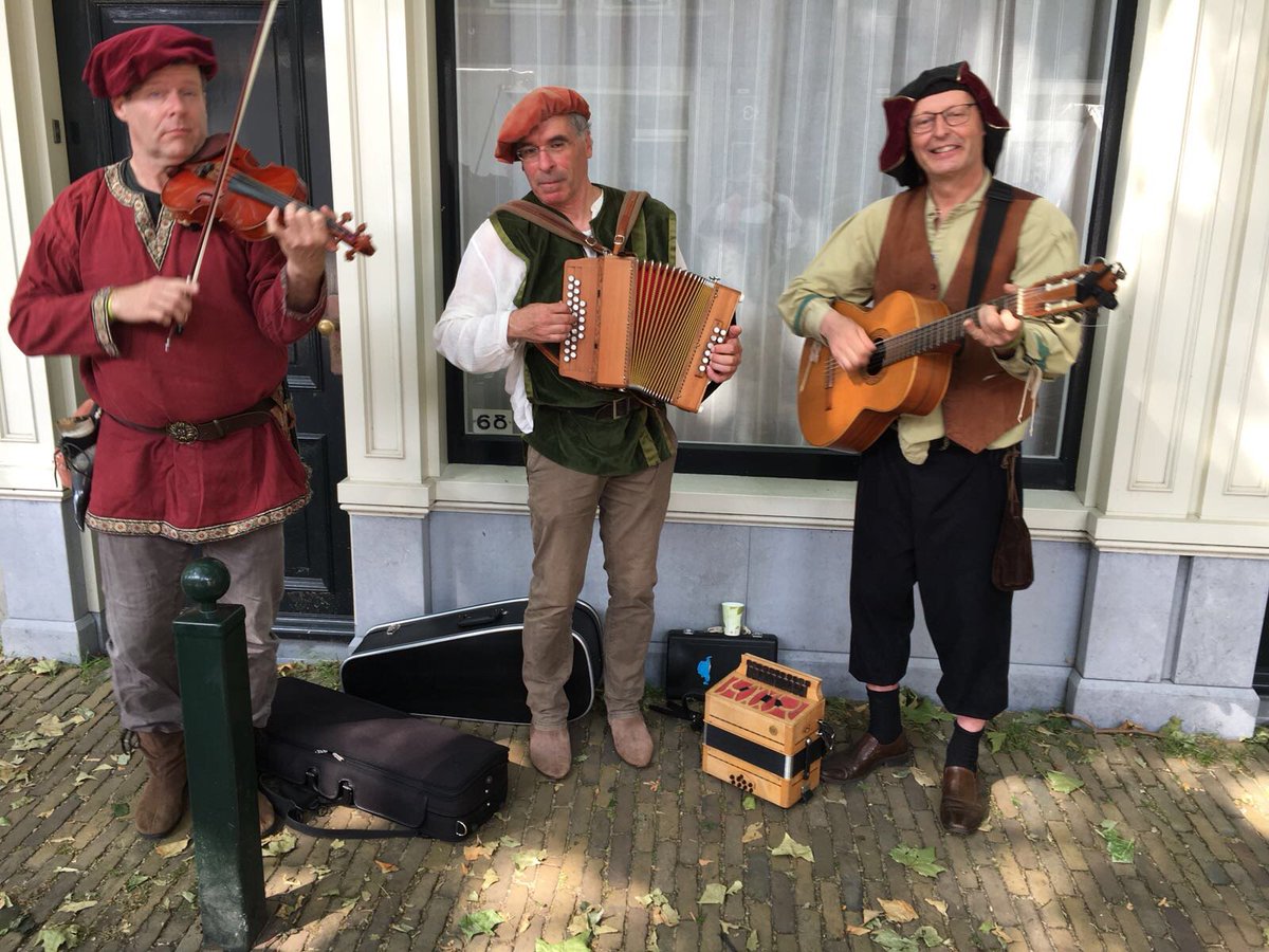GraafDirkIII's tweet photo. Een bonte verzameling kramen, tenten en kampementen slingert door het centrum. Van de Waalstraat via Fransenstraat naar de Markt rond de Grote Kerk. Er is van alles te koop en het is al heel gezellig!
#vlaardingen1018 #stadsspektakel #flardinga #markten #middeleeuwen #1018 https://t.co/9Neby2rH2h