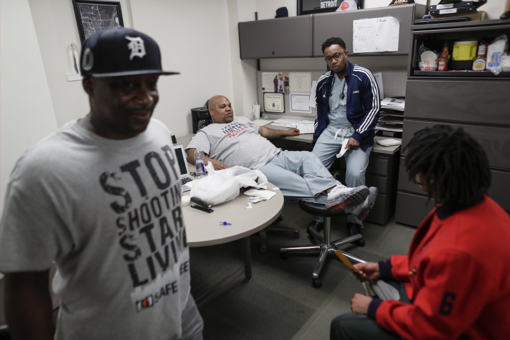 kurtisalee's tweet photo. At a busy E.R. in Detroit, where battling gun violence is a daily reality, a resilient staff focuses on more than stitching wounds. Among those I spent time with was Ray Winans, a man with a dark past trying to save a 17-year-old from the streets: https://t.co/2nei8PKRbm https://t.co/OYxHLvXzhm