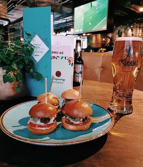 Happy Friday! We got our game on &amp; know how to play, do you? 🍻
World Cup packages available 🍔
•
•
#worldcup #worldcup2018 #beer #kozel #beertime #game #winwin #playwitme #gameon #champions #russia2018 #futbol #football #soccer #friday #citybar #asahi
