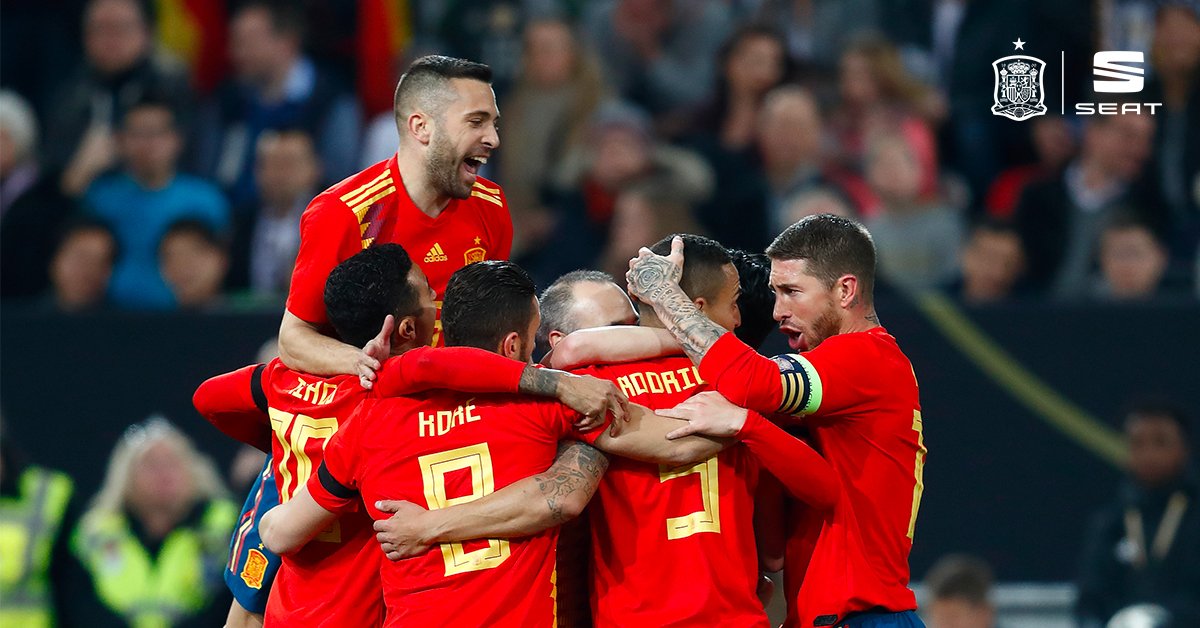 HOY verás jugar a #LaRoja hasta quedarte afónico. Pero estas no van a ser las únicas emociones que vivas. Ven a <a href="/vigilsa/">SEAT Vigilsa</a> y estrena coche nuevo con las ofertas de nuestra LIQUIDACIÓN MUNDIAL. Y además con la compra de <a href="/tuSEAT/">SEAT España</a> te regalamos la camiseta oficial de la <a href="/SeFutbol/">Selección Española Masculina de Fútbol</a> .