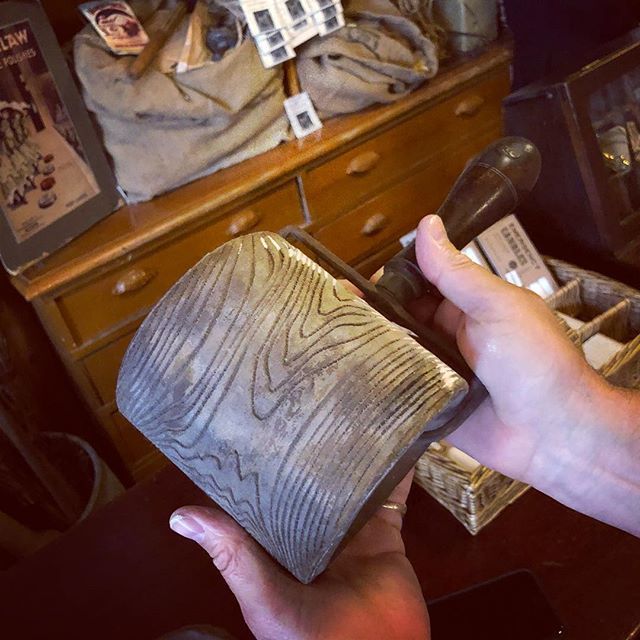 Britain_andCo's tweet image. Antique patent graining roller for getting your work done in double quick time! 
#graining #decoration #interiordecoration #heritagedecoration #craftsmen #britain_andco #bespoke #luxuryinteriors #interiordecor #historichouse #inspiration #interiors ift.tt/2JKEpHw