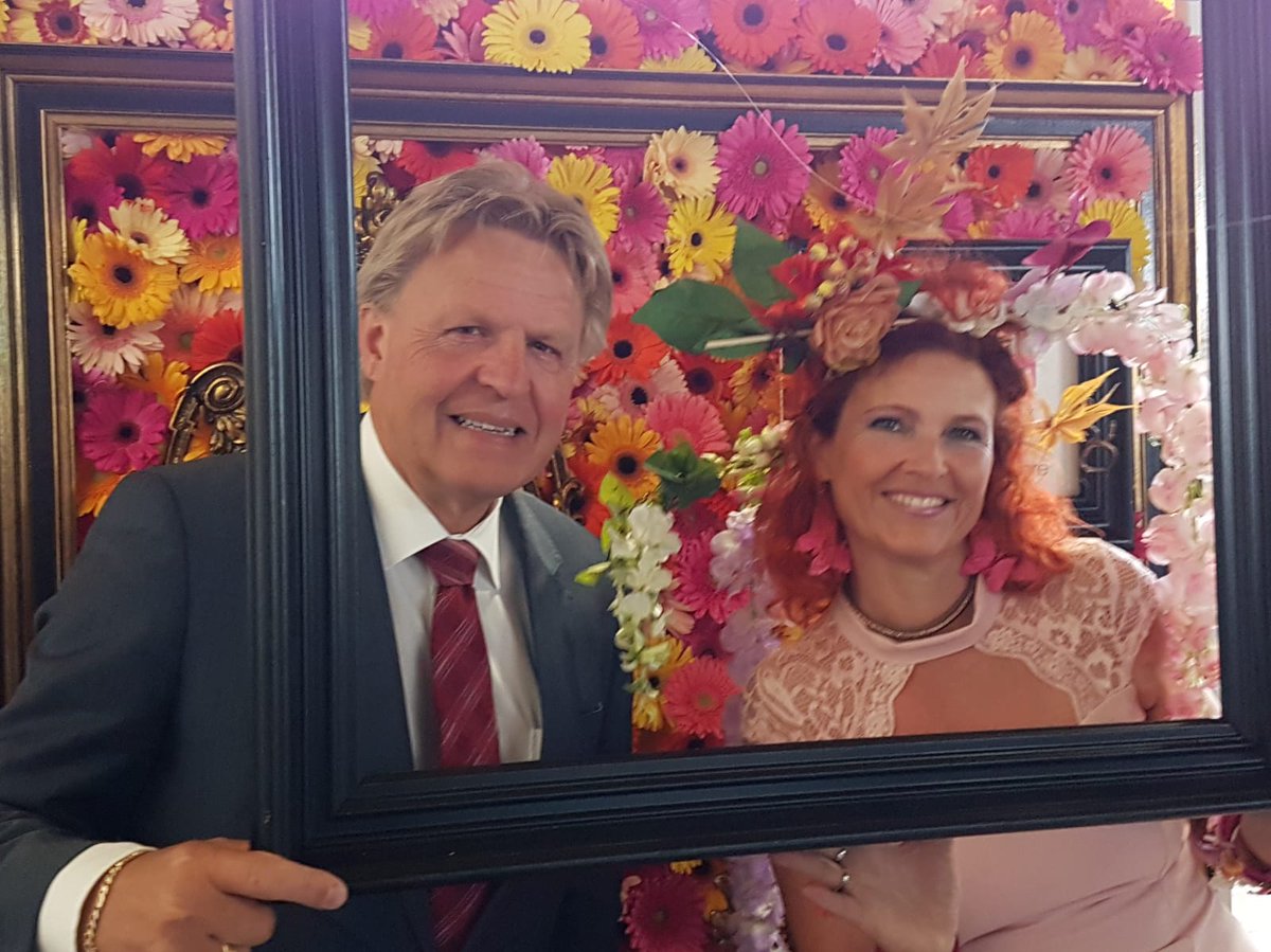 Gedeputeerde <a href="/JaapBond/">Jaap Bond</a> opende vandaag het Aalsmeer Flower Festival. Dit weekend is op dit festival In The Beach en de Historische Tuin in Aalsmeer van alles te zien en ruiken op het gebied van bloemen. Kijk voor alles wat je daar kan beleven op aalsmeerflowerfestival.nl