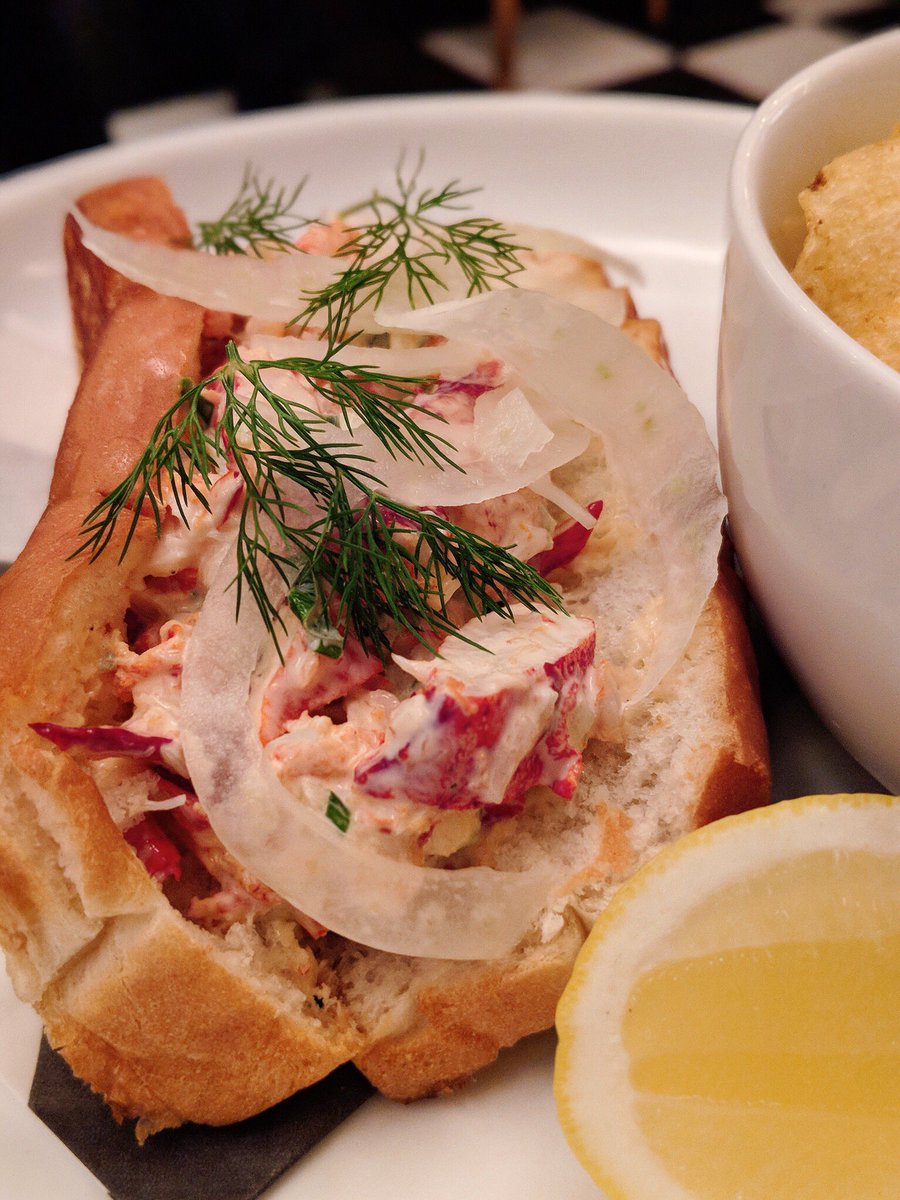 The best way to celebrate #LobsterDay is with our sensational #LobsterRoll served with fresh homemade chips 😋 #dinelikeaking 

#lobster #freshlobster #weekendmood #gerbergroup #mouthwateringfood #viceroynyc #nyceats