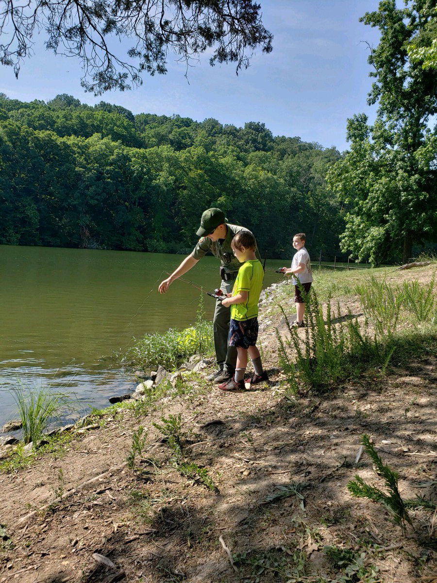 InmanKendra's tweet photo. A big "Thank you!" to Bryan Franklin, TWRA agent, for teaching about boating safety and taking time to go fishing with our Midtown Elementary R2BR campers during their field trip today to Roane County Park! Reading, Writing, and Sharing about worms has been so much fun!!!#R2BR https://t.co/KwZkL8iIbT