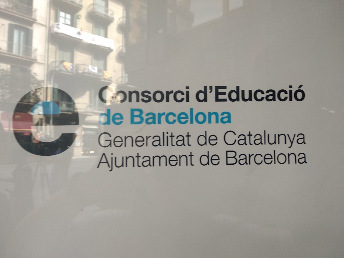 lau_arias_'s tweet photo. Les famílies de l'Eixample sense plaça de P3 tancades al Consorci d'Educació ja n'han sortit, dilluns vinent es reuniran amb el Síndic de Greuges i amb l'Ajuntament, Generalitat i Consorci.
@btvnoticies 
https://t.co/4Vx1ZYrWRe https://t.co/l8W6PIjerE