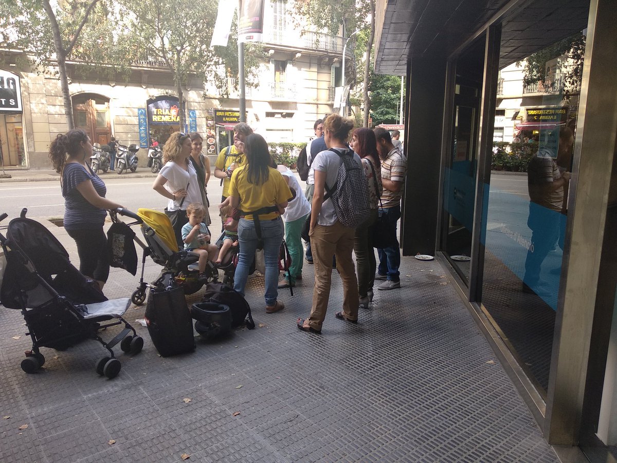 lau_arias_'s tweet photo. Les famílies de l'Eixample sense plaça de P3 tancades al Consorci d'Educació ja n'han sortit, dilluns vinent es reuniran amb el Síndic de Greuges i amb l'Ajuntament, Generalitat i Consorci.
@btvnoticies 
https://t.co/4Vx1ZYrWRe https://t.co/l8W6PIjerE