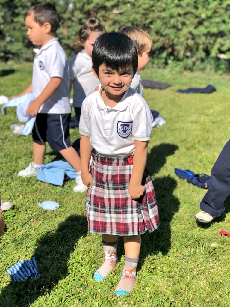 eisekcc's tweet photo. Hoy hemos trabajado la autonomía y la creatividad con ropas de todo tipo, en un espacio abierto y muy amplio, donde teníamos total libertad de movimiento. #ReggioEmilia #outdoorplay
@SEKCiudalcampo @institucionsek https://t.co/uT8qfaQkqr