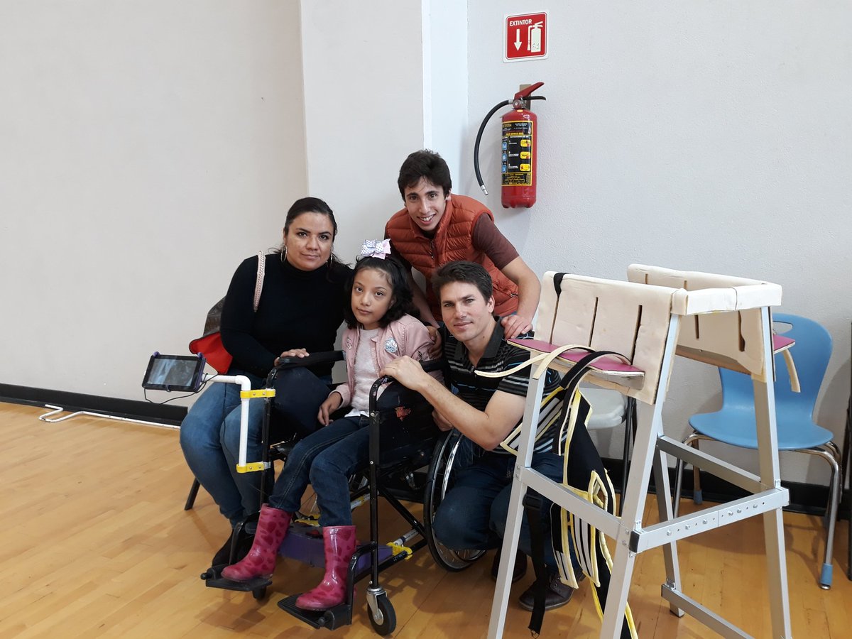 ChmdDigital's tweet photo. En la #TecnoWeek Elias Sacal #alumno de #MiMaguen entrega dispositivo diseñado y fabricado a Deyra @lila_pinto @miguelzapatacla @EToriz https://t.co/L3GeNZNqbc