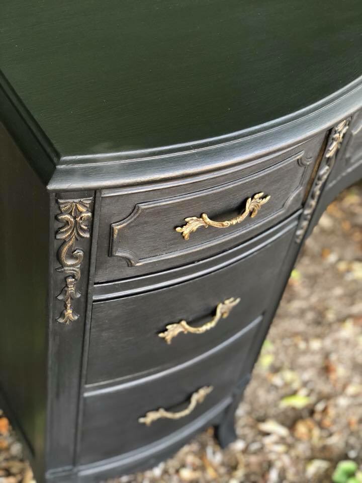 This Just Black beauty by @customfurniturepainting is sexy!  What are you painting with MudPaint's Just Black?

#mudpaint #justblack #paintedfurniture #furniturepaint #furniturerefinishing #furnituremakeover #furnituretransformation