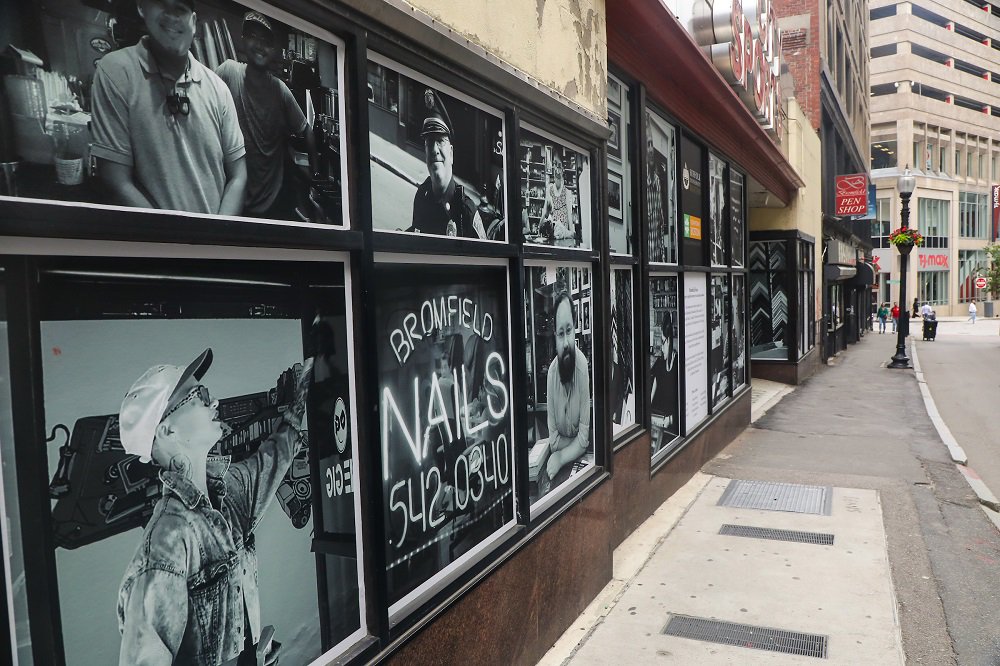 Suffolk_U_News's tweet photo. An installation of @Suffolk_U student photography brightens up Boston’s Bromfield Street while celebrating the people who work there. #photography #citylife #boston https://t.co/EbMc5Hw6ZH