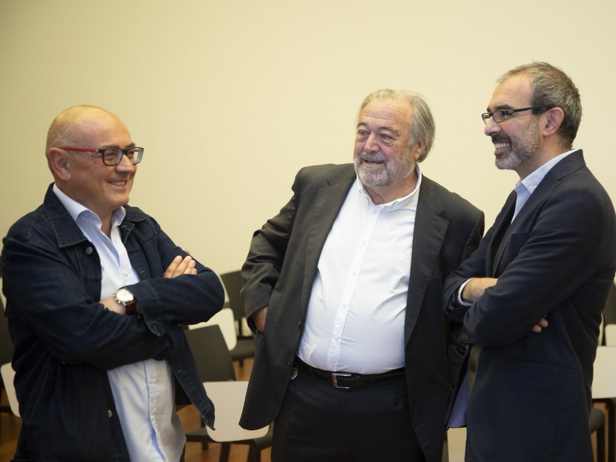 📸 5 exconsejeros de Vivienda del Gobierno Vasco visitaron ayer la exposición 'Housing the Basque Country'.
✔ En el encuentro repasaron 40 años de política de vivienda pública en Euskadi y los retos del futuro