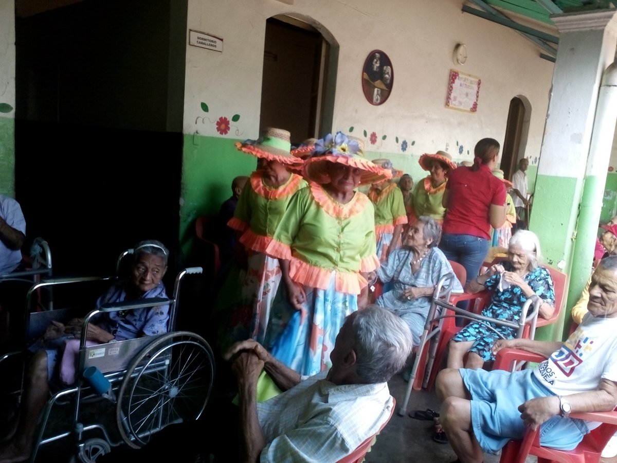 inass_araure's tweet photo. Actividad Cultural Inass - Alcaldía de Araure - Inmujer - Roberth Serra - Somos Venezuela - Mision Cultura @salainass @magallyvina @RRPP_INASS @SmsPortuguesa @Vice_Social @NicolasMaduro https://t.co/1CNT3doGpi