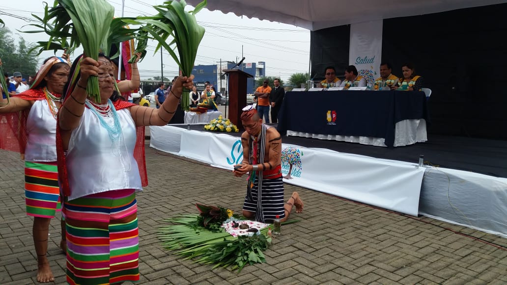 DPManabiSalud's tweet photo. #SantoDomingo | Con la presentación artística del grupo tsáchila Kati Luli, se pone el toque tradicional al lanzamiento de la estrategia #MédicoDelBarrio en el cantón. https://t.co/sLaRqmQoo7