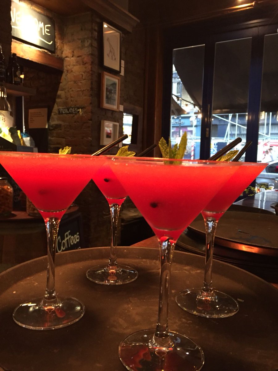 Konnigans's tweet photo. Fridays and #happyhour .... marriage made in #Konnigans..!!😍😱🍷🥂 #sw11 #sw15 #sw18 #stjohnshill @NappyValleyNet @timeandleisure @LDNsCocktails @TasteTooting https://t.co/Tj9MCl282F
