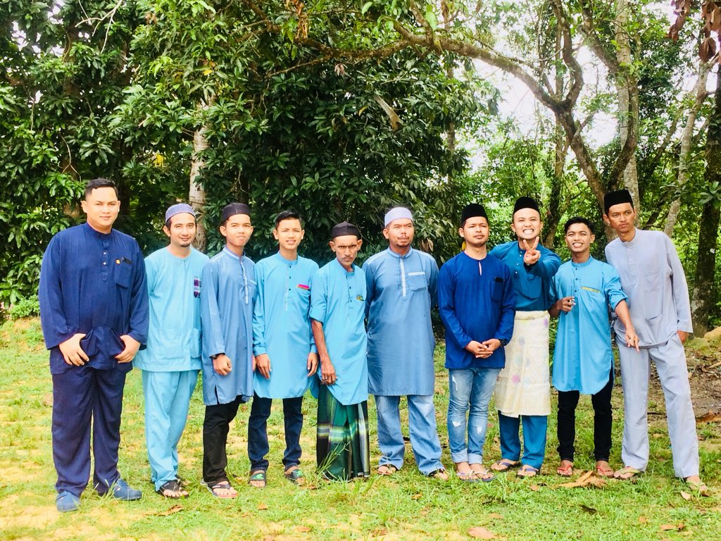 syuhadashikin's tweet photo. First Eid ๐ณ #teambiru #teamganu #teambawang https://t.co/DQksv9fEFG
