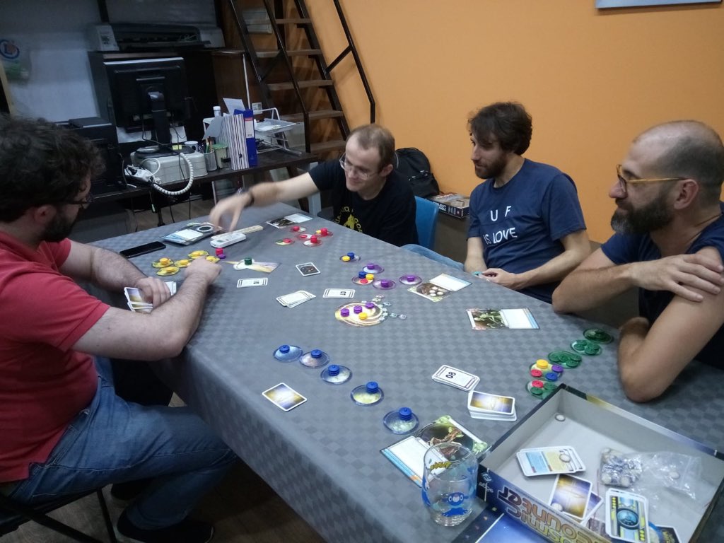 Gordopilos_Lair's tweet image. Cerramos la noche con un #CosmicEncounters de @Edge_Ent. Rápido, divertido y con la sensación de que el juego cambia completamente según las razas con la que juegues. Negociación, batallas espaciales y conquistas. Acabamos con una victoria triple