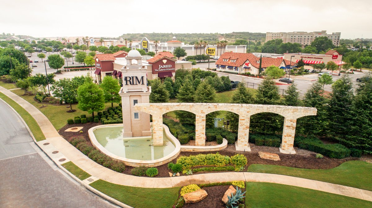 Hines's tweet photo. This week’s #ViewfromHines comes from The Rim in San Antonio, a 1.8M-sf, mixed-use, master-planned development comprised of world-class retail, restaurant and entertainment offerings. https://t.co/WXQ2pv7duG