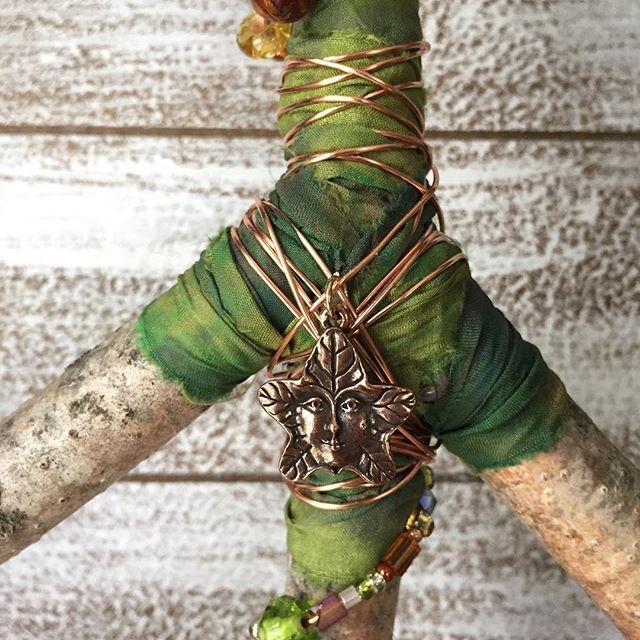 Inspired by a walk in the woods. ✨🌳🧚‍♀️🌲🧚🏻‍♂️✨#greenman #wirewrapped #copperwire #treehuggers #peacsign #sacredactivism #hippiespirits #etsyhandmade ift.tt/2LV765n