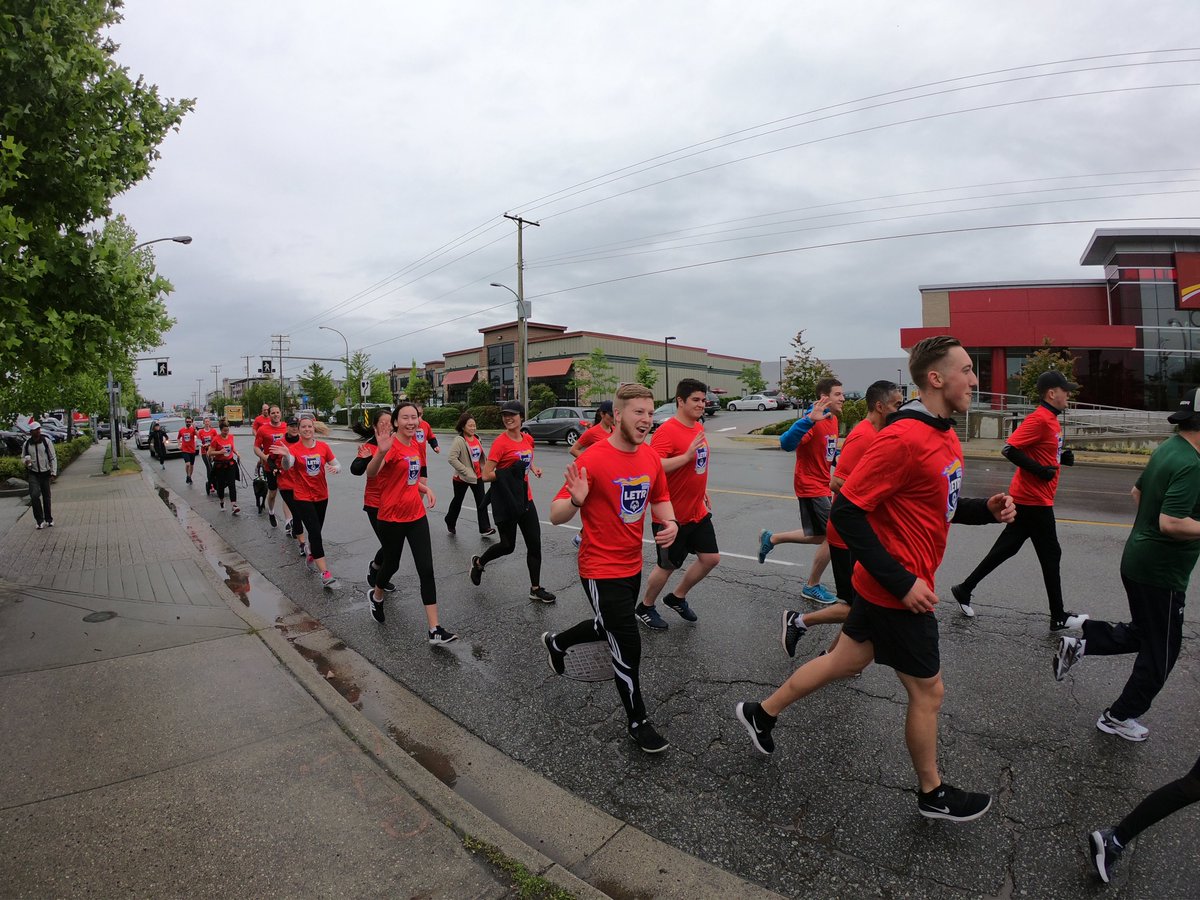 FrontiereCanPAC's tweet photo. La semaine dernière, notre équipe de #RichmondCB de l’#ASFC a couru 5 km dans la course au flambeau des agents de la paix pour soutenir les @sobcsociety. Beau travail tout le monde! #YVR #CFAP #ASFCdonne @BCLETR https://t.co/dhniCoIoiO