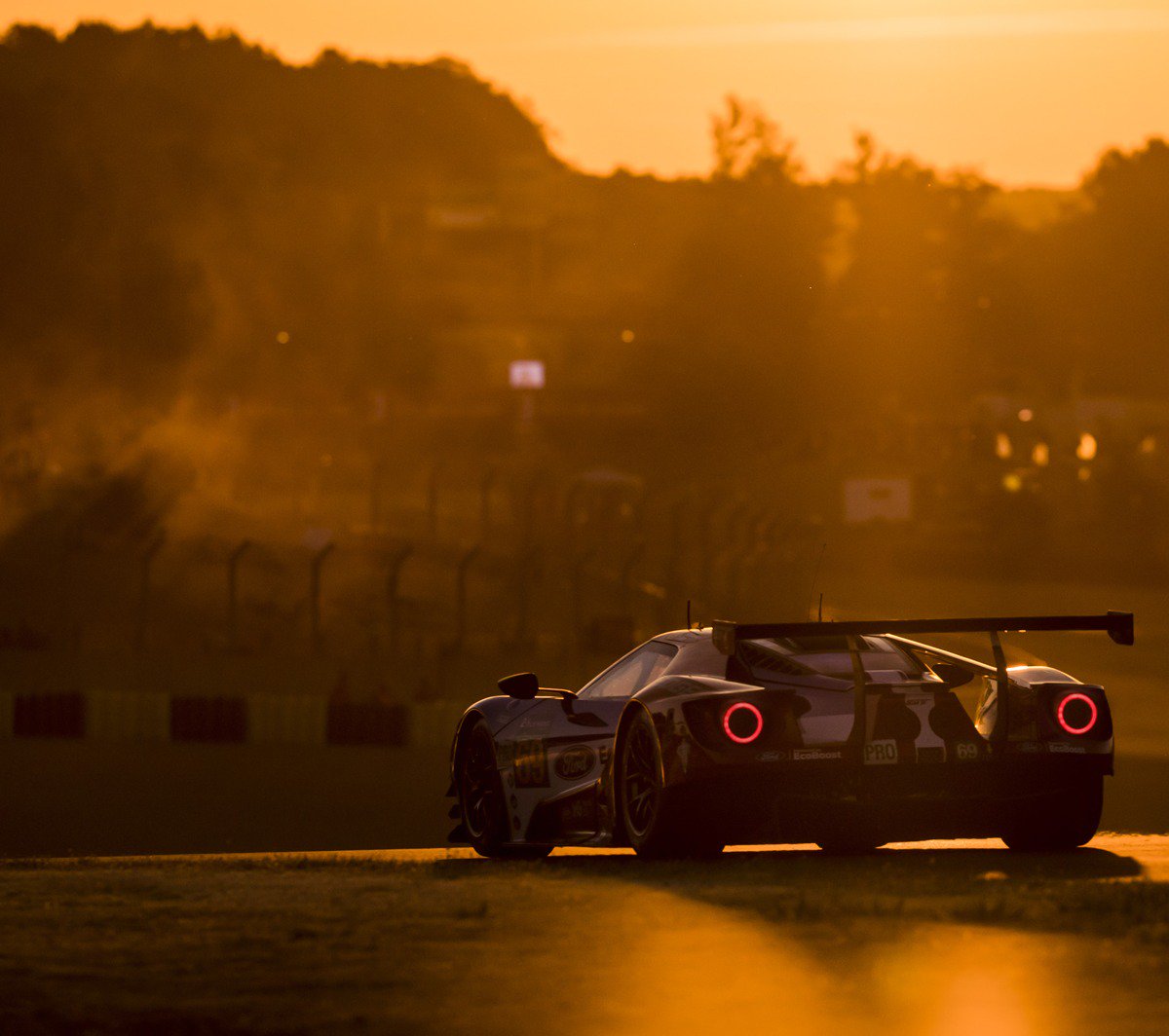 FordMilauto's tweet photo. Un weekend in velocità per tutti gli appassionati! 😎
16 e 17 giugno pronti a seguire l'edizione 2018 della celebre Le Mans? 🚗

#LeMans24h #FordLeMans #Ford #FordMilauto #carlifestyle #automotive #speed https://t.co/DraTohWYaN