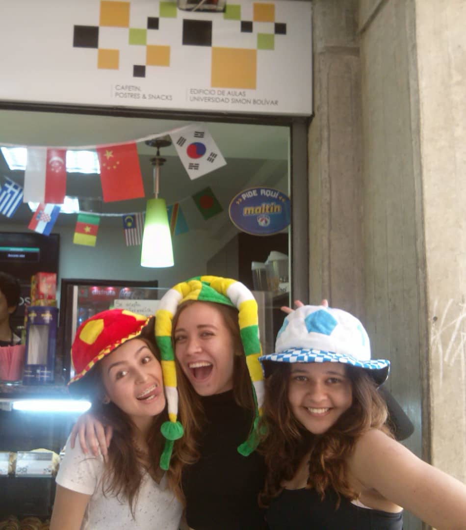 Bamboo_USB's tweet photo. Emoción y adrenalina es lo que se vive con el #Mundial #Rusia2018 Ellas lo saben :) https://t.co/j0rDk270Lb